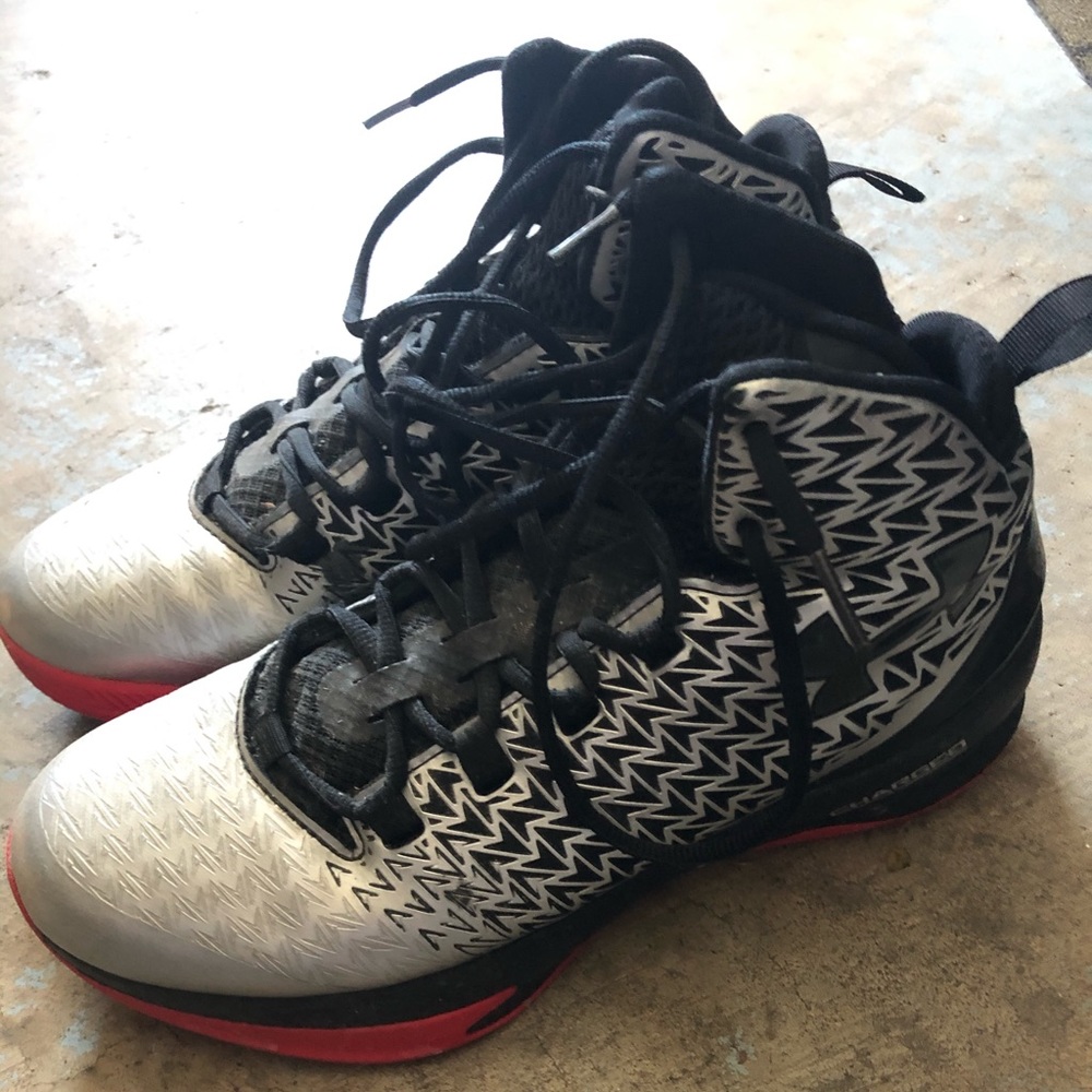 Basketball shoes